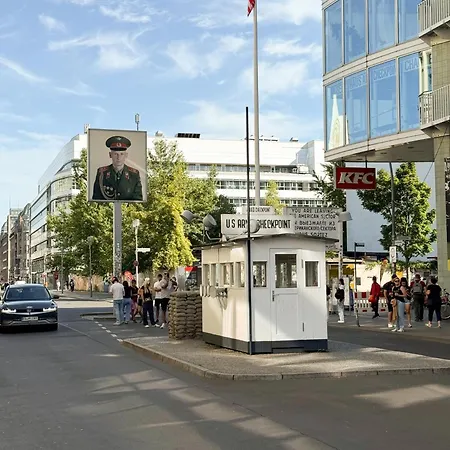 Nook Am Checkpoint Charlie Berlijn