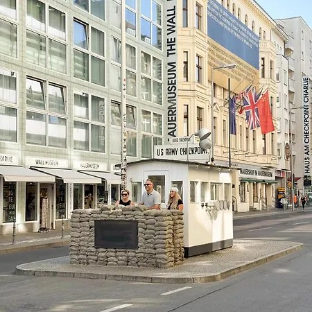 Nook Am Checkpoint Charlie *