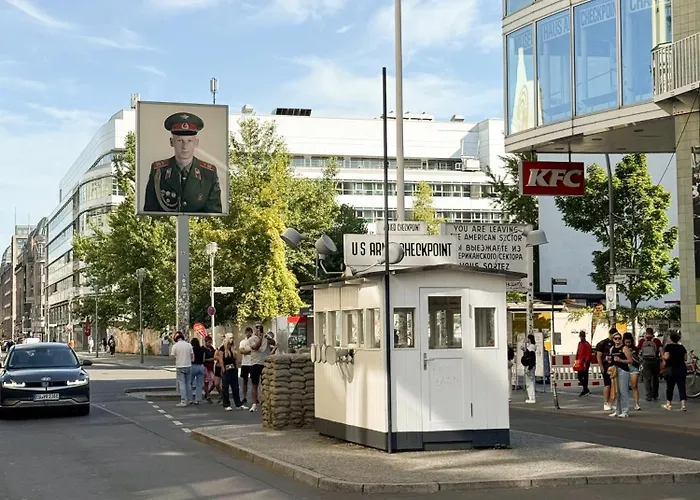 Nook Am Checkpoint Charlie برلين